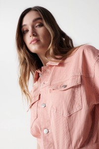 KURZER OVERALL AUS ROSA DENIM