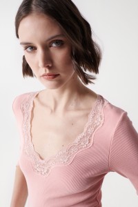 RIBBED KNIT TOP WITH LACE