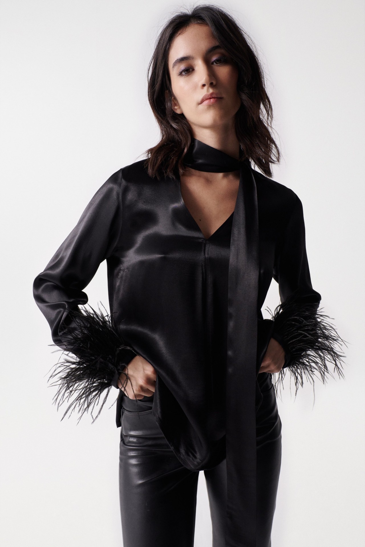 BLOUSE EN SATIN AVEC DES PLUMES