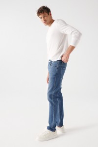 SLIM FIT MEDIUM WASH JEANS