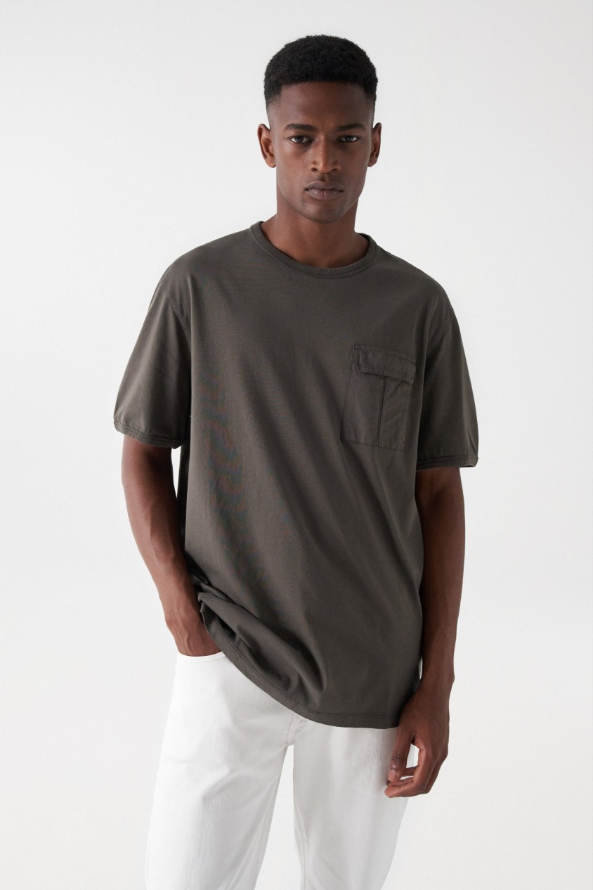 T-SHIRT WITH POCKET DETAIL