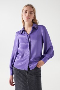 CAMISA ACETINADA COM APLICAES METLICAS