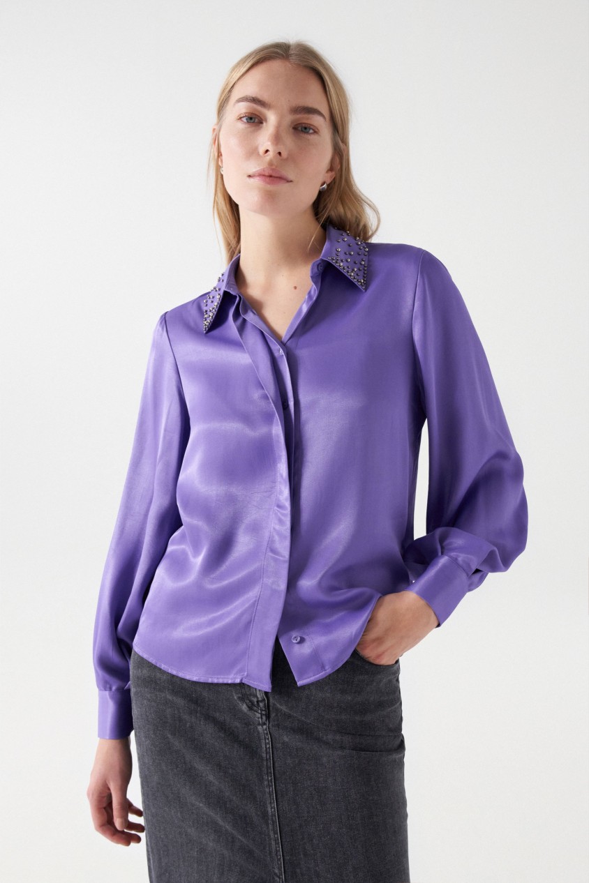 SATIN-BLUSE MIT METALLAPPLIKATION