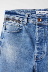 JEANS SLIM COM DETALHES