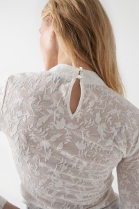 CAMISOLA COM MATERIAL TEXTURADO