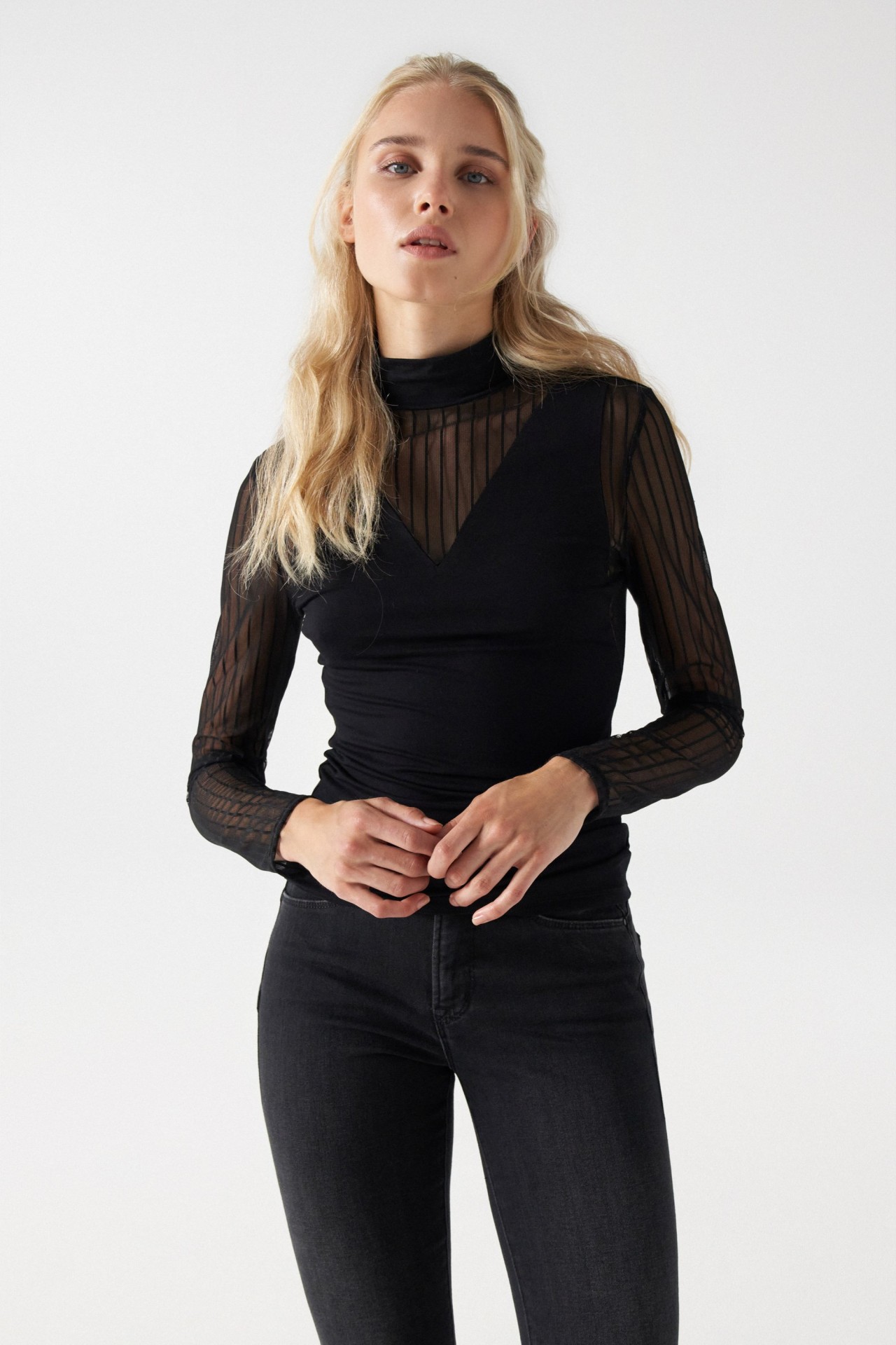 PULLOVER MIT TRANSPARENTEN EINSTZEN