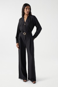 JUMPSUIT MIT GRTEL UND KNOPFLEISTE