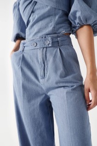 LIGHTDENIM HOSE MIT WEITEM BEIN