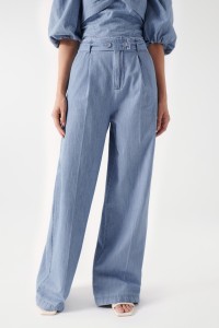 LIGHTDENIM HOSE MIT WEITEM BEIN