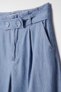 LIGHTDENIM HOSE MIT WEITEM BEIN