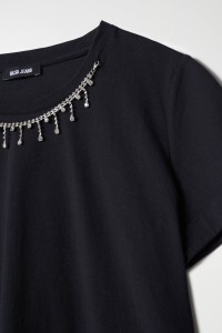 T-SHIRT MIT GLITZERNDER KETTE