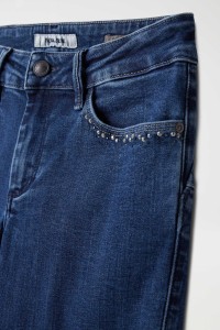 PUSH UP-JEANS MIT GLANZSTEINEN