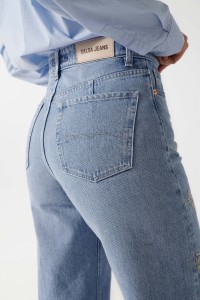 TRUE HIGH RISE-JEANS MIT STICKEREI