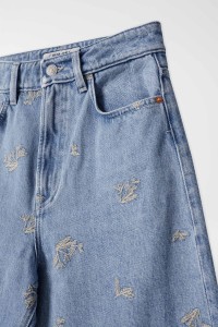 TRUE HIGH RISE-JEANS MIT STICKEREI