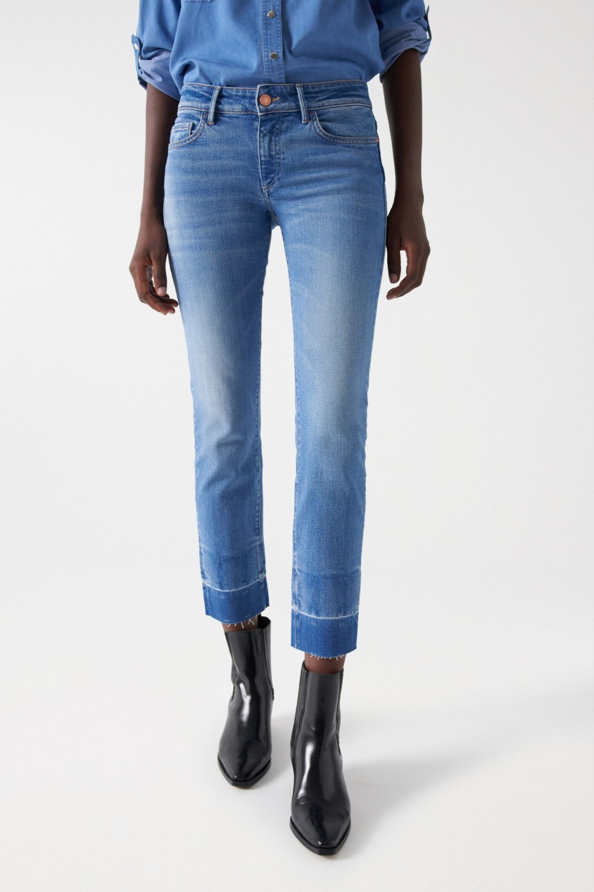 JEANPUSH UP SLIM AVEC CAMAIEU DE BLEU AU NIVEAU DE L?OURLET