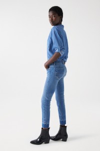 JEANPUSH UP SLIM AVEC CAMAIEU DE BLEU AU NIVEAU DE L?OURLET