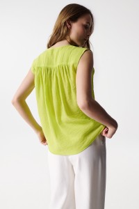 BLUSA CON DETALLE DE BOTONES