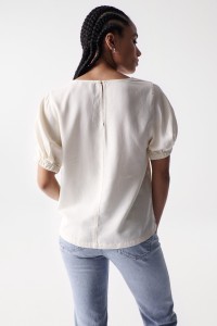 LIGHTDENIM-BLUSE MIT VERZIERUNG AM AUSSCHNITT