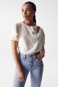 LIGHTDENIM-BLUSE MIT VERZIERUNG AM AUSSCHNITT