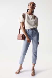 BLOUSE EN LIGHTDENIM AVEC DTAIL  L?ENCOLURE