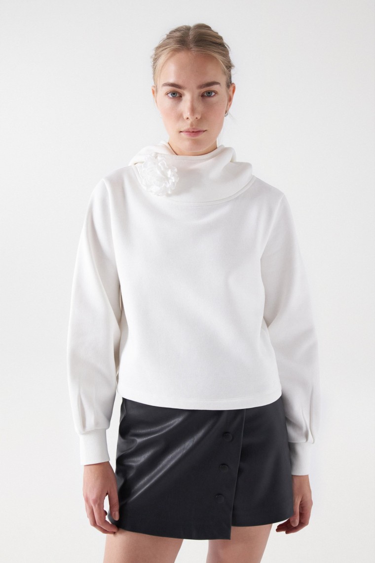 SWEATSHIRT MIT BLUMENDETAIL