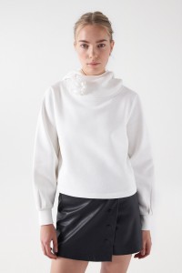 SWEATSHIRT MIT BLUMENDETAIL