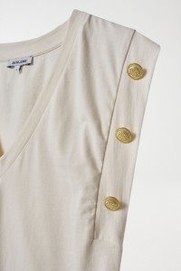 T-SHIRT WITH GOLDEN BUTTONS