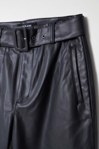 LEATHER EFFECT CROPPED SLIM PANTS