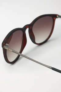 SUNGLASSES WITH ROUND FRAMES