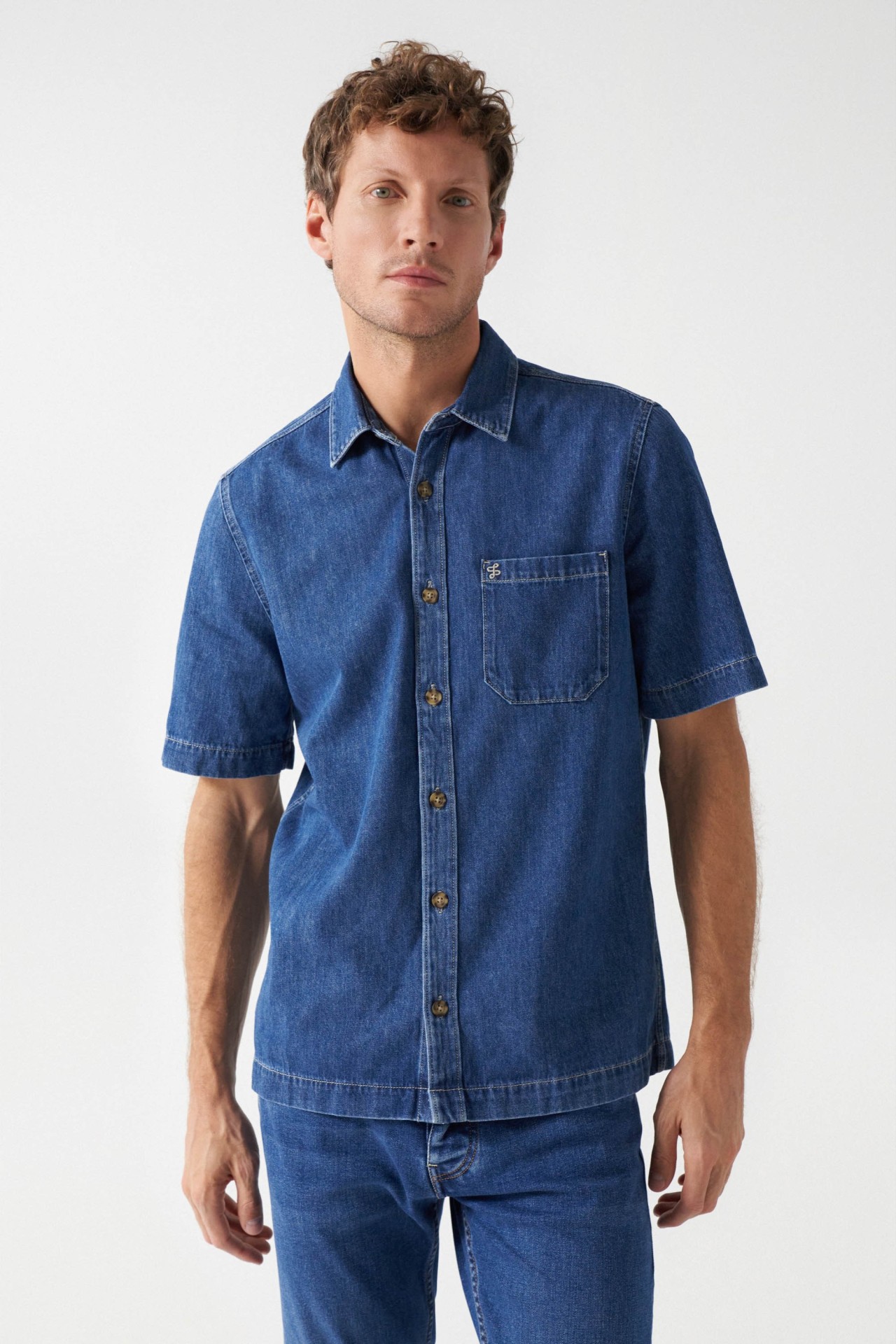 SHORT-SLEEVED DENIM SHIRT