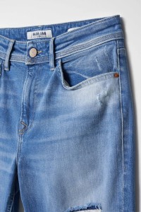 TRUE-JEANS MIT RISSEN