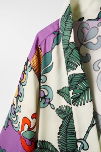 KIMONO SATINADO CON ESTAMPADO Y FLECOS