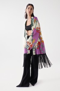 SATIN-KIMONO MIT AUFDRUCK UND FRANSEN