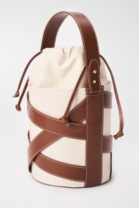 SAC AVEC DTAILS EN CUIR