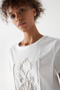 CAMISETA CON RELIEVE DE CUERDA