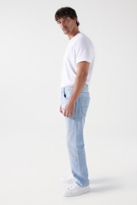 STRAIGHT FIT LIGHT WASH JEANS