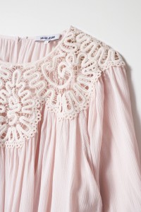 BLUSA COM DETALHE DE RENDA