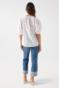 BLUSA COM DETALHES BORDADOS