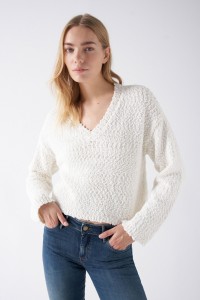 KURZER TEXTURIERTER STRICKPULLOVER