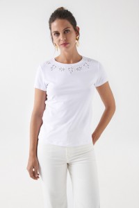 T-SHIRT WITH EMBROIDERED DETAIL