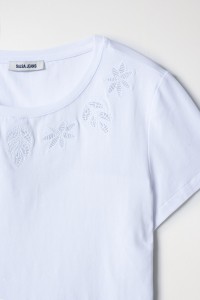 T-SHIRT WITH EMBROIDERED DETAIL