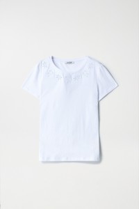 T-SHIRT WITH EMBROIDERED DETAIL