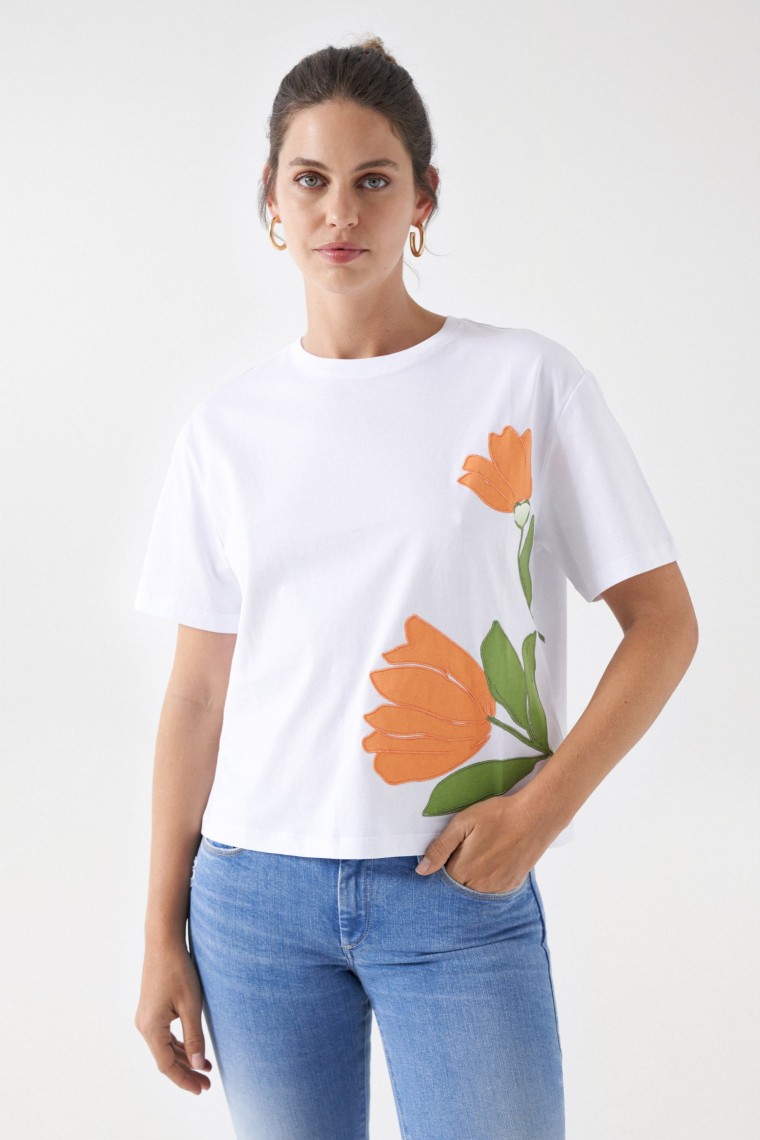 T-SHIRT DETALHE GRFICO FLOR