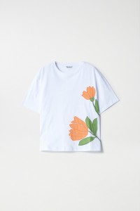 T-SHIRT DETALHE GRFICO FLOR