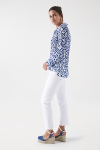 BLUSA CON ESTAMPADO BICOLOR