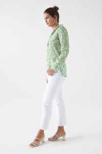 BLUSA CON ESTAMPADO BICOLOR