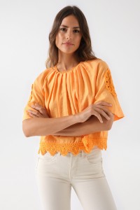 BLUSA CON DETALLES BORDADOS