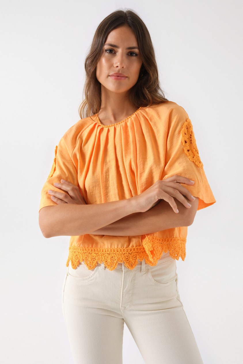 BLUSA CON DETALLES BORDADOS