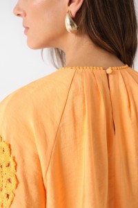 BLUSA COM DETALHES BORDADOS