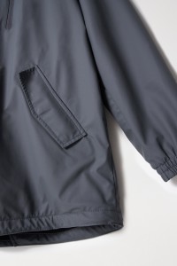 PARKA IMPERMEABLE CON CAPUCHA